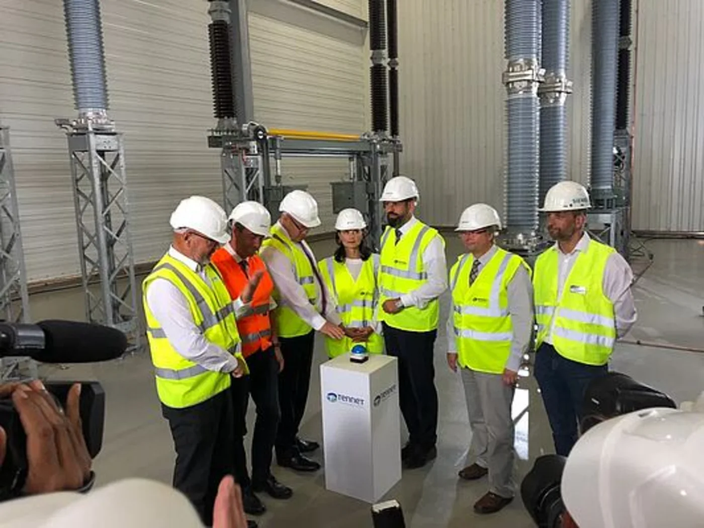 BM Peter Altmaier eröffnet den neuen TenneT Betrieb in Emden.